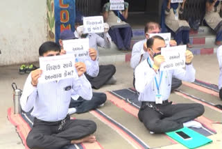 two-hour protest by 4000 teachers