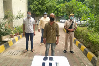 South Delhi special staff team arrested an inter-state cheater including 3 stolen mobiles