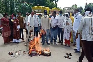 Burning effigy of Sumitra Devi