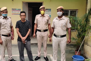 Police arrested an accused with about 2 kg of charas in South delhi