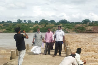 ಅಪಾಯವನ್ನು ಲೆಕ್ಕಿಸದೆ ಪೋಟೋಗೆ ಮುಗಿಬಿದ್ದ ಜನ