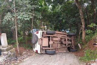 police jeep accident in thiruvananthapuram  police jeep accident  thiruvananthapuram news  തിരുവനന്തപുരം പൊലീസ്  പൊലീസ് ജീപ്പ്  അപകടം  കേരള പൊലീസ്