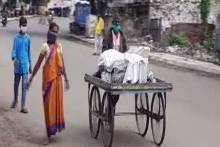 Dead body of man taken to crematorium on pushcart by his widow