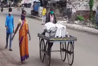 Man, suspected to have died of COVID taken to crematorium on pushcart by his widow, son in Karnataka