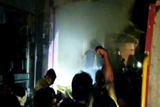 कपड़े के शोरूम में अचानक आग लग गई,  fire broke out in a clothes showroom