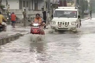 heavy rain in vijayawada and traffic interruption due to water on roads