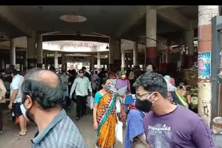 Crowd of citizens at Mahatma Phule Mandai to buy vegetables in pune