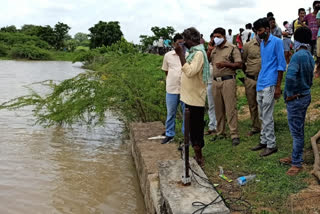 a-man-dead-in-lake-at-mumbapur-in-vikarabad