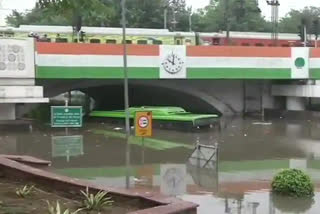 DTC bus  Delhi rains  Minto Bridge  Delhi government  fire department  Drainage system  കനത്ത മഴ  ഡൽഹി  ഡൽഹിയിൽ കനത്ത മഴ  ടെമ്പോ റിക്ഷ ഡ്രൈവർ  വെള്ളപ്പൊക്കത്തിൽ