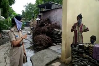 Lady police officer lend helping hand to corona infected family in Karnataka