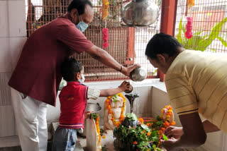 less devotees seen at temples due to corona pandemic in delhi in sawan