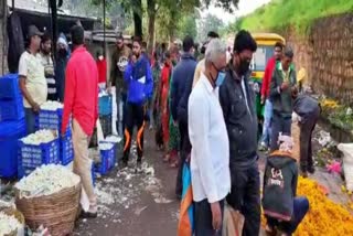 ಹೂ ಖರೀದಿಗೆ ಮುಗಿಬಿದ್ದ ಜನತೆ