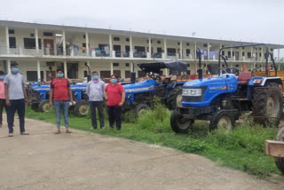 Police seized 8 sand-loaded tractors