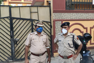 Delhi Police cutting challan of 500 rupees for those who do not wear masks