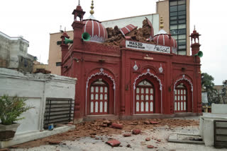 Old Delhi  Heavy Rain  Lightning  Masjid Mubarak Begum  Central Dome  Iconic Mosque  ന്യൂഡൽഹി]  ഓൾഡ് ഡൽഹി  കനത്ത മഴ  പുരാതനമായ  പള്ളി  ചൗരി ബസാർ