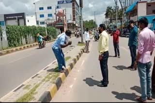 Tahsildar gives punishment to people who not wear mask