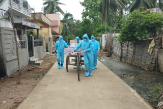 Family members conducted funeral wearing PPE kits!!  PPE kits  കൊവിഡ്‌ ലക്ഷണങ്ങള്‍  പിപിഇ കിറ്റ് ധരിച്ചു പങ്കെടുത്തു