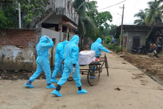 WATCH: Relatives conduct last rites wearing PPE kits!