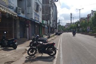 Volunteer lockdown of traders in Anakapalle