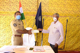 kadapa sp anburajan giving 4 lakh cheque to ex maoist