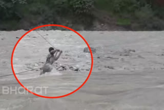 WATCH: Electrician risks life to ensure power supply amidst flood like situation