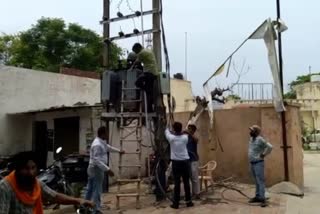 power workers working without safety equipment in shahabad