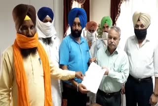 Sugarcane farmers submit Memorandum demand to GM in gurdaspur