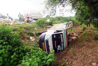 ಗೂಡ್ಸ್ ವಾಹನ ಪಲ್ಟಿ