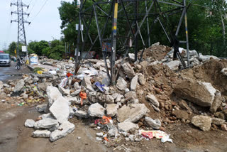 Debris piled up on Delhi Janakpuri Pankha Road