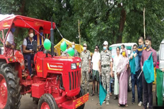 dantewada-district-administration-gave-free-tractor-to-surrendered-naxalites