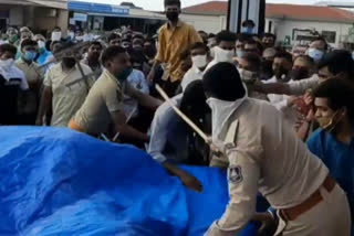 Somnath Temple  Gujarat police  Clash outside temple  Devotees clash with police  സോംനാഥ് ക്ഷേത്രം  ഗുജറാത്ത്  പൊലീസ് സംഘർഷം  ഭക്തർ സംഘർഷം