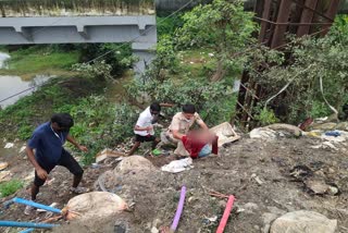 an-unidentified-fugitive-leaving-a-newborn-on-the-bay-shore-at-thane