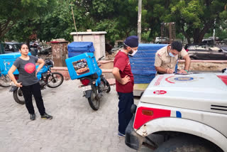 Delhi police cutting challan to the people who not followed the rules of Covid 19