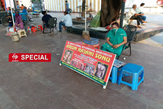 Mehndi artisans waiting for customers in Connaught Place delhi