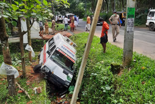 ambulance accident in kottayam  kottayam news  കോട്ടയം വാര്‍ത്തകള്‍  ആംബുലൻസ് മറിഞ്ഞു