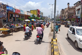 ಅಗತ್ಯ ವಸ್ತುಗಳ ಖರೀದಿಗೆ ಮುಗಿಬಿದ್ದ ಜನ