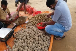 People upset due to increase in prices of potato in jamtara