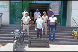 Dwarka police arrested a crook