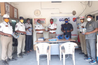 ramagundam traffic ci face shields distribution to traffic police in peddapalli district