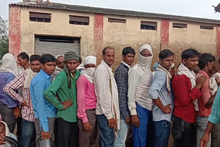 Social distancing violation at the fertilizer distribution center in Baidhan