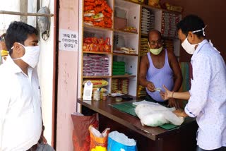 subarnapur-district-administration-seized-polythene-by-raiding-various-shops