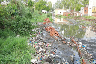 Dirty water of under-construction drain filled in Muradnagar block colony due to rain