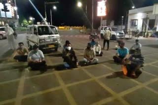 Due to non-availability of oxygen bed relatives of patient agitated at Alka Chowk in pune