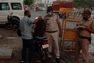 delhi police started tight checking of vehicles for 15 august at kakrola