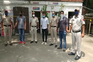 delhi police arrested three car robbers