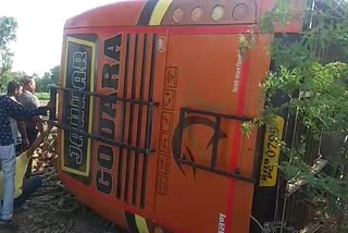 सवारियों से भरी बस पलटी, Bus full of passengers overturned