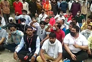 journalist doing protest to take strict action in journalist murder case in ghaziabad