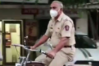 pune corona update  containment zone in pune  devidas gheware patrolling video  devidas gheware patrolling on bicycle  PI gheware patrolling on bicycle  पुणे कोरोना अपडेट  पुणे कंटेनमेंट झोन  वरिष्ठ पोलीस निरीक्षक घेवारेंचा व्हिडिओ  सायकलवरून गस्त घालणारे पोलीस निरीक्षक घेवारे