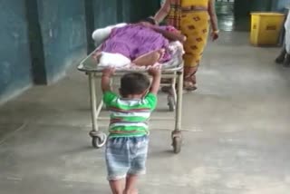 6 years old seen pushing grandfather's stretcher in hospital