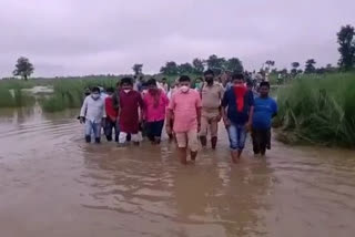 बाढ़ प्रभावित इलाके में पहुंचे राज्यसभा सांसद सतीश चंद्र दुबे